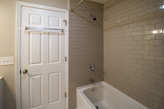 Building Photo - Cozy renovated ranch near Uptown