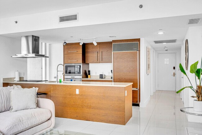 Building Photo - 485 Brickell Ave