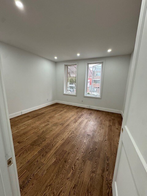 Building Photo - 275 E 55th St