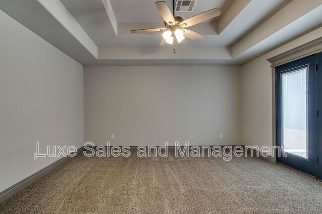 Building Photo - 6133 Oxnard St