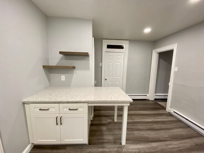 Building Photo - Renovated 2 Bed/1.5 Bath on a Quiet Street in Mt. Washington!  Available July1st!