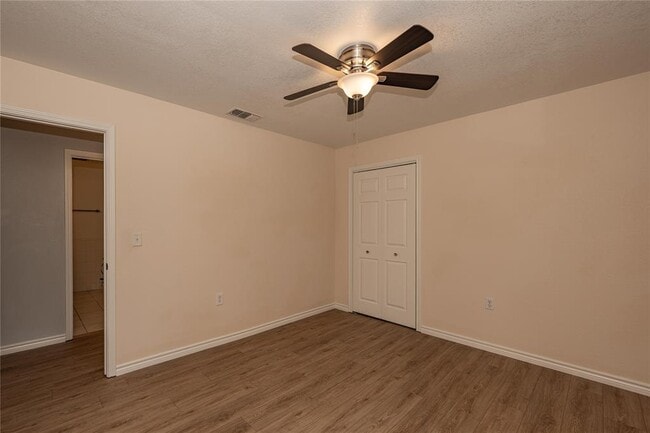 Building Photo - 400 Oak Knob Dr