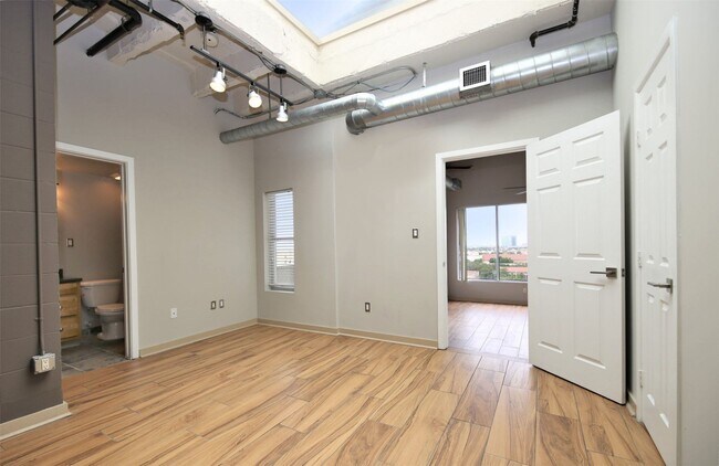 Building Photo - 230 W Alabama St