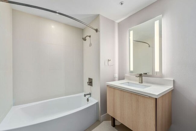 Building Photo - 888 Kapiolani Blvd