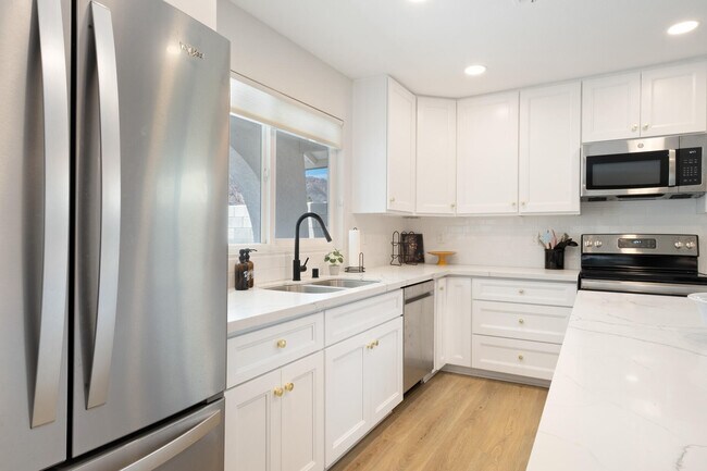 Building Photo - 53560 Avenida Herrera