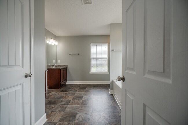 Building Photo - 717 Highgrove Ct