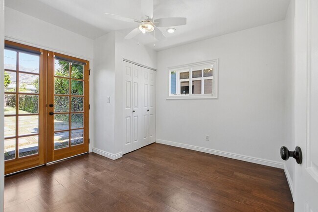 Building Photo - 585 W Calaveras St