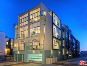 Building Photo - 4151 Redwood Ave