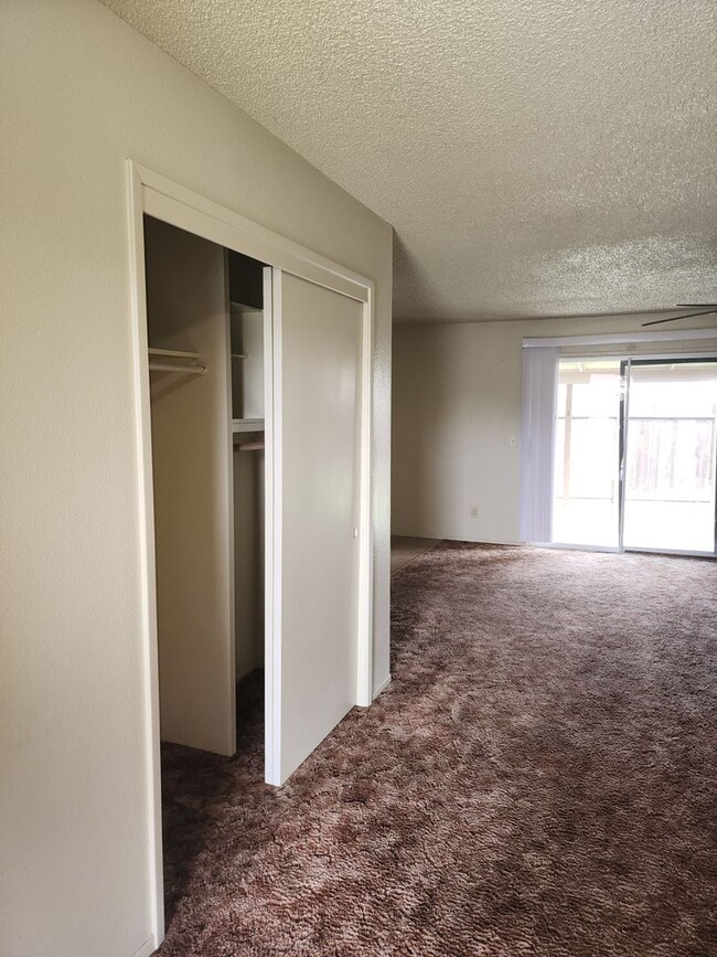 Building Photo - 3 Bedroom, 2 Bathrooms, 2 Car Garage, Den/...