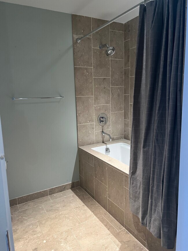 Building Photo - 6250 Hollywood Blvd