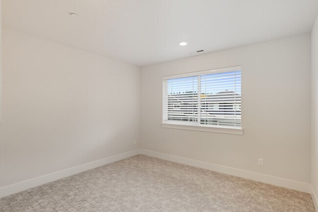 Building Photo - Elegant 4 Bedroom| 2.5 Bathroom Tigard Hom...