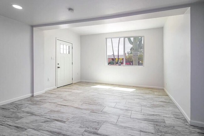 Building Photo - 1017 E West Cir Dr