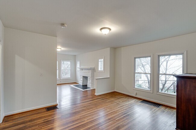 Building Photo - Two Bedroom Craftsmen for Rent!