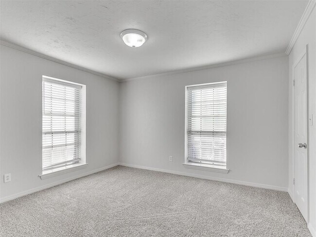 Building Photo - 6100 N Brookline Ave
