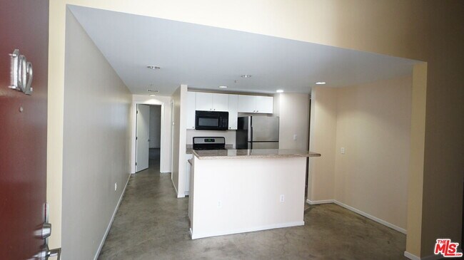 Building Photo - 922 W 23rd St