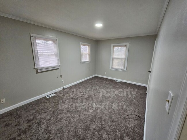 Building Photo - 210 Ball Park Ave