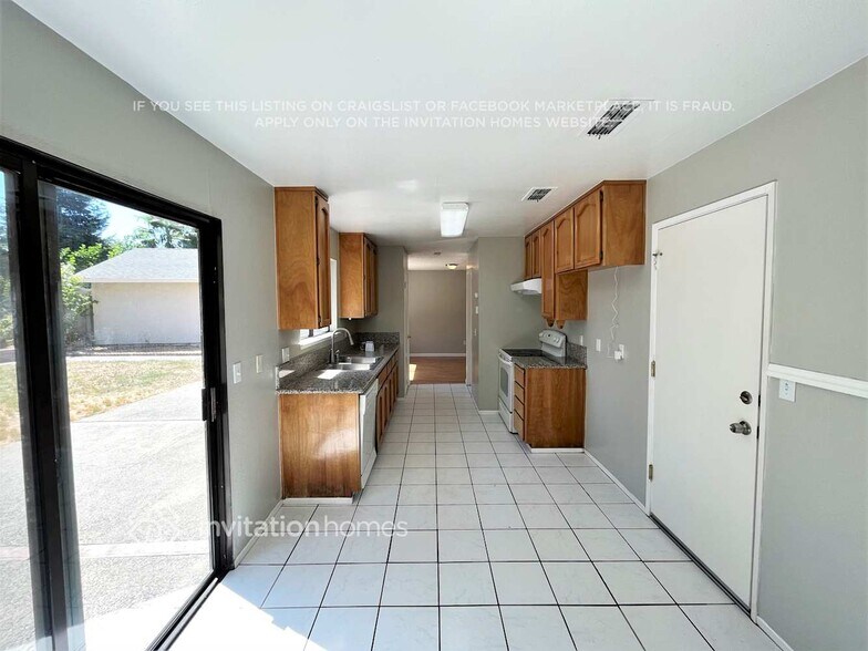 Building Photo - 3561 Binghamton Dr