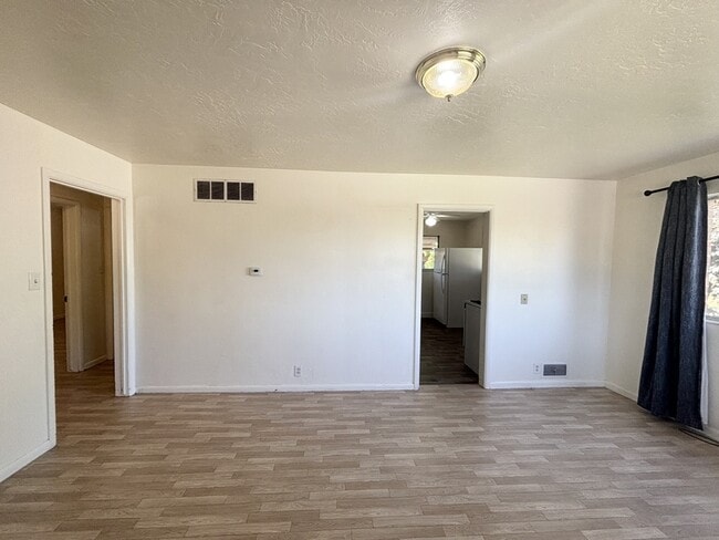 Building Photo - 80 400 S