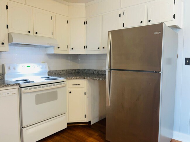 Building Photo - Beautiful 2 bedroom 1.5 bathroom apartment in Downtown Hogansville! Must see!
