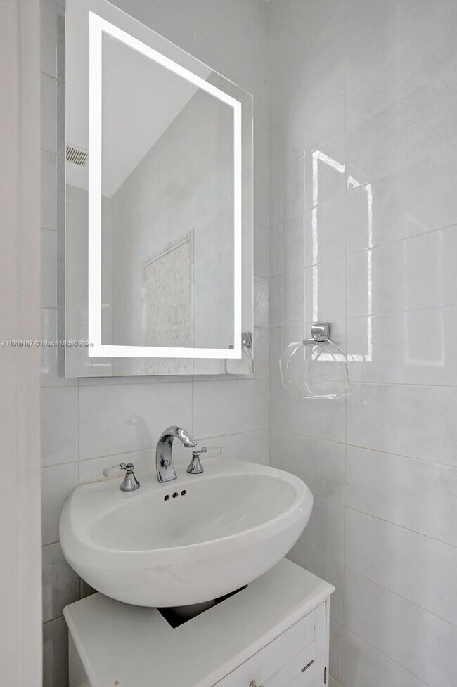 Building Photo - 2651 Oakmont Dr
