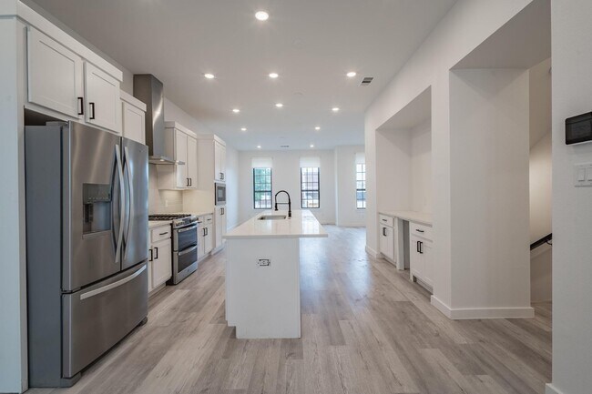 Building Photo - Gated Luxury Townhomes with yard + Roof Patio