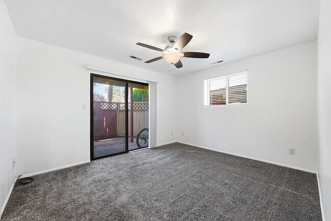 Building Photo - Beautifully remodeled and move in ready, this updated 1-bed, 2-bath condo sits in the heart of do...