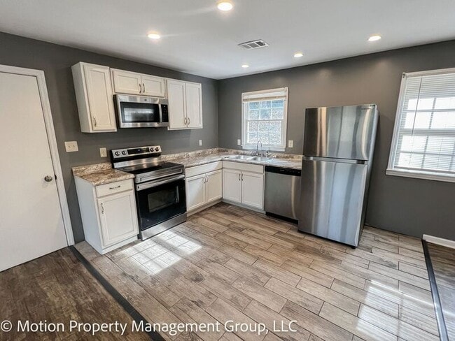 Building Photo - 2728 Pierce Dr N