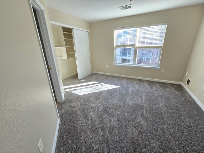Building Photo - Fresh 2 bedroom, 2 bathroom condo located in Meadows on the Parkway in the heart of Boulder.