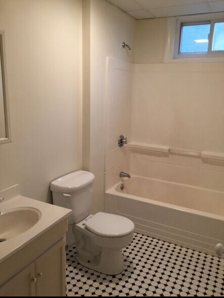 Building Photo - 756 Saratoga St