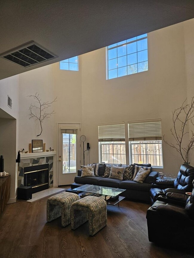 Building Photo - Modern 3BD/3BA Townhouse in Prime Union Ci...