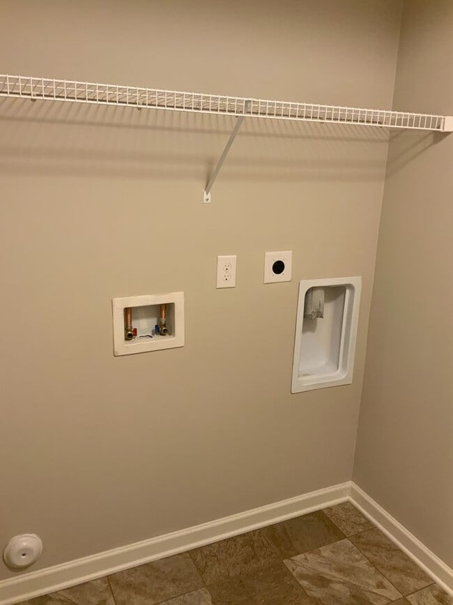 Building Photo - Chelsea Reserve  4 BR / 2.5 Ba / 2 family Room / 2 stories