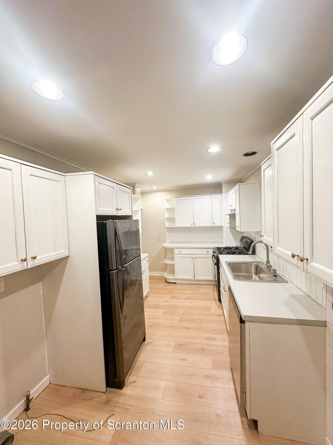 Building Photo - 833 George St