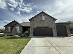 Building Photo - 301 W Birch Dr