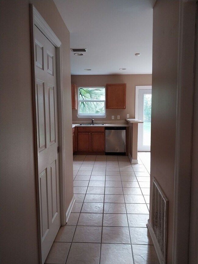 Building Photo - Cute townhome with 3 bd / 2.5 Bath