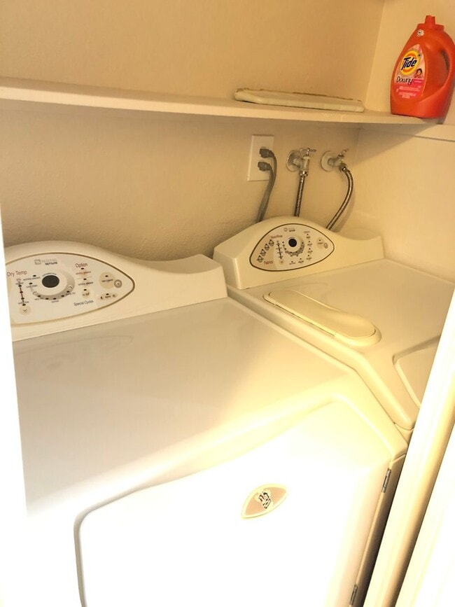 Building Photo - 4 BEDROOM / 2 BATH SINGLE FAMILY HOME W/ CASITA