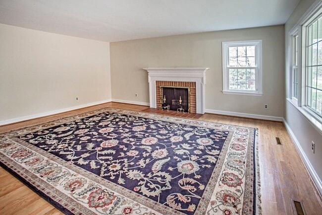 Building Photo - Lovely Colonial Home in Sharpley