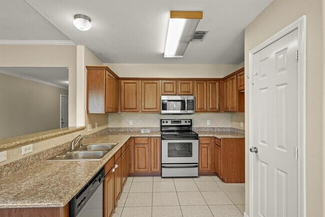 Building Photo - 420 Woodlake Dr
