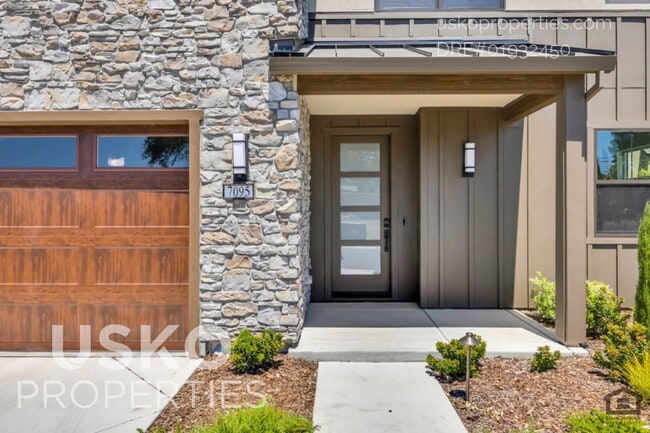 Building Photo - 7095 Soleil Wy