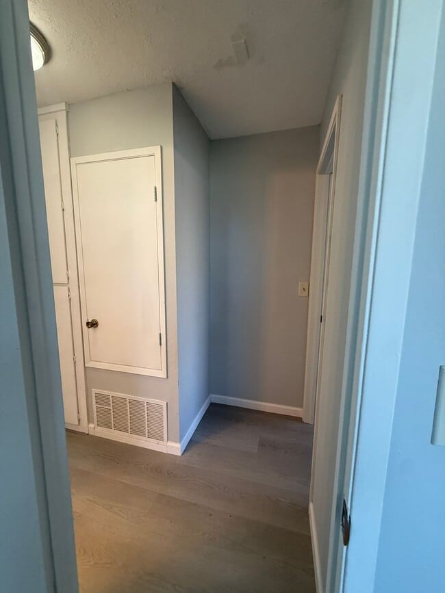 Building Photo - 2 bedroom / 1 bath