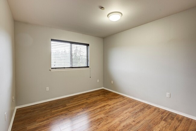 Building Photo - 2 Bed 2 Bath Third floor Condo