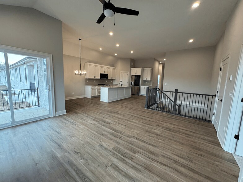 Building Photo - 1402 SW Winthrop Dr