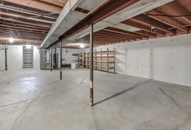 Building Photo - 2212 Rose Dr