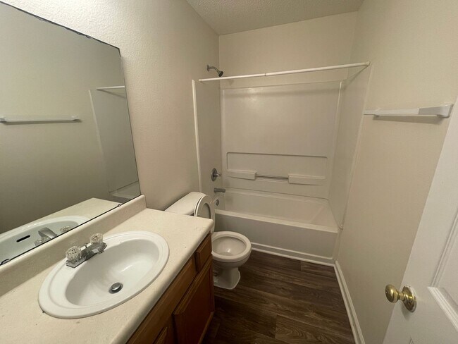 Building Photo - 3 bedroom home available in Oak Pointe sub...