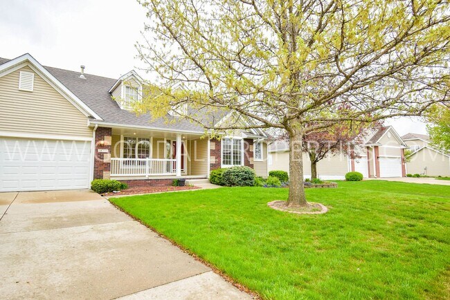 Building Photo - 4 Bedroom 2.5 Bathroom home in Urbandale