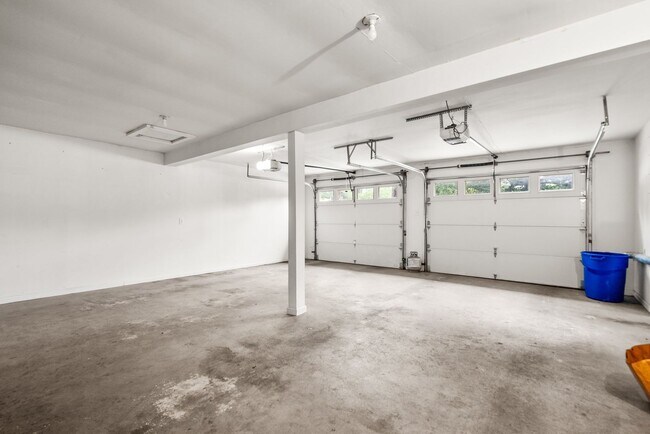 Building Photo - 4 Bedroom, 2.5 Bath Single Family Home in ...