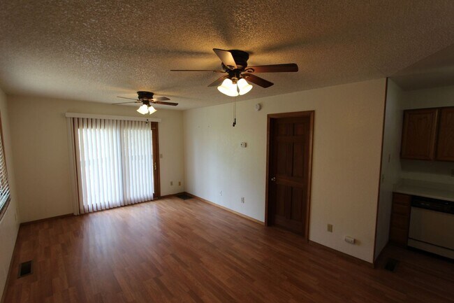 Building Photo - 2645 Valley View Dr