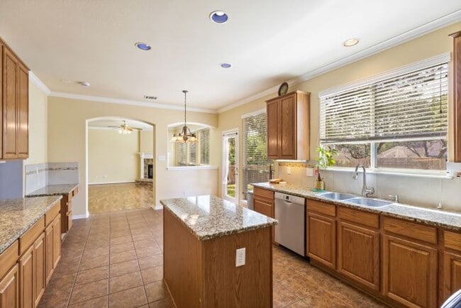 Building Photo - 4 bedroom / 2 bathroom