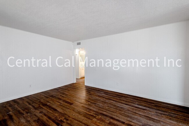 Building Photo - 4 Bedroom/2 Bath Home in Central Bakersfield - $1995 Per Month!