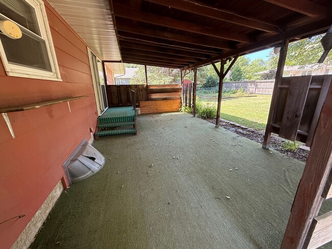 Building Photo - Retro Style Home with Massive Backyard