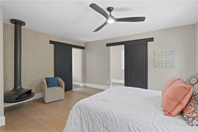 Building Photo - 90 Stoneleigh Ct